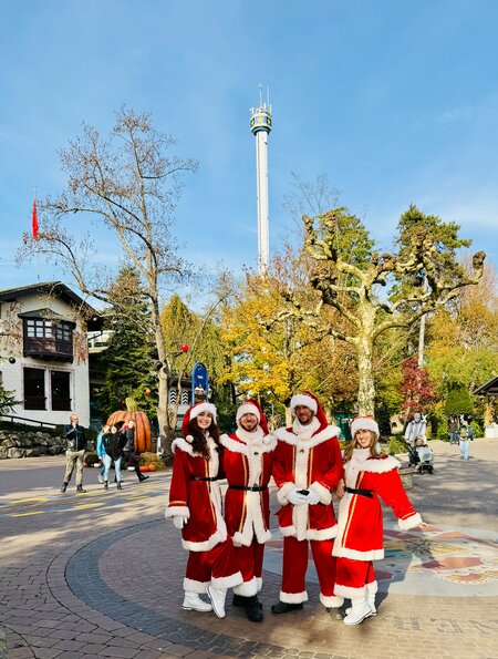 Weihnachtsmänner im Europa-Park Erlebnis-Resort | © Michelle Khan