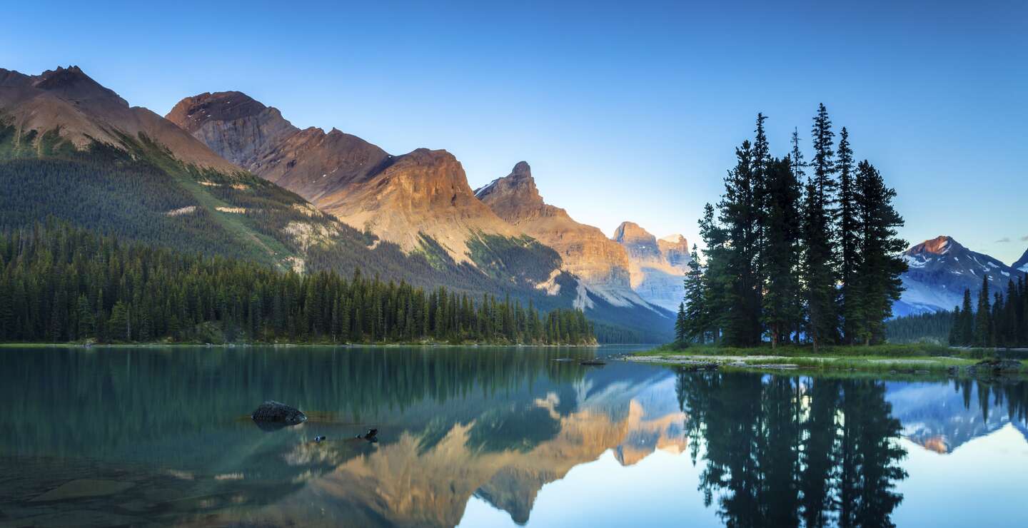 Spirit Island im Maligne Lake bei Sonnenuntergang, Jasper National Park, Alberta, Kanada. | © GettyImages.com/GlowingEarth