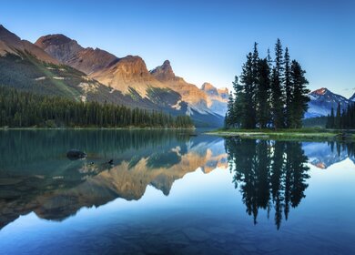 Spirit Island im Maligne Lake bei Sonnenuntergang, Jasper National Park, Alberta, Kanada. | © GettyImages.com/GlowingEarth