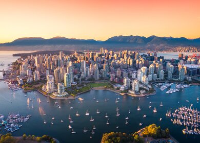 Luftaufnahme der Skyline der Innenstadt von Vancouver, British Columbia, Kanada bei Sonnenuntergang | © GettyImages.com/	muddymari