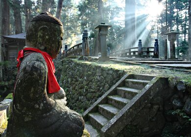 Okunoin Friedhof am Klosterberg Koya, Japan | © GettyImages.com/ncousla