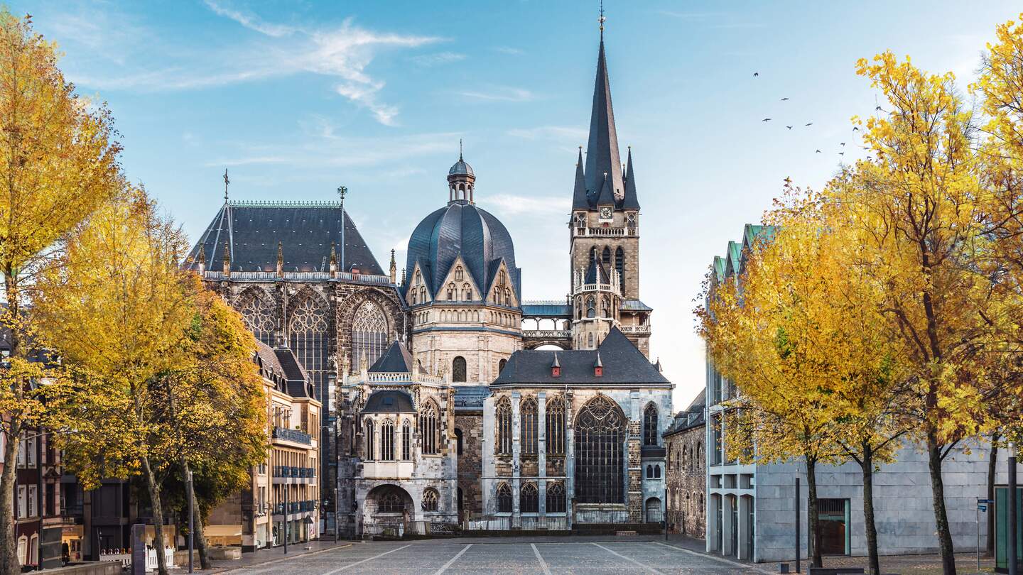 UNESCO Weltkulturerb, der riesige gotische Dom in Aachen im Herbst | © Gettyimages.com/A-Basler