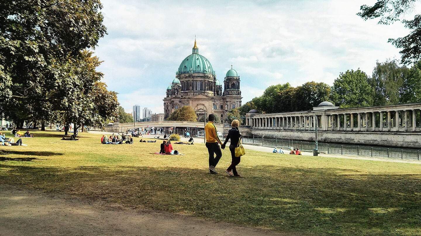 Blick vom James-Simon-Park auf den Berliner Dom mit einen Paar im Vodergrund | © Gettyimages.com/EyeEm