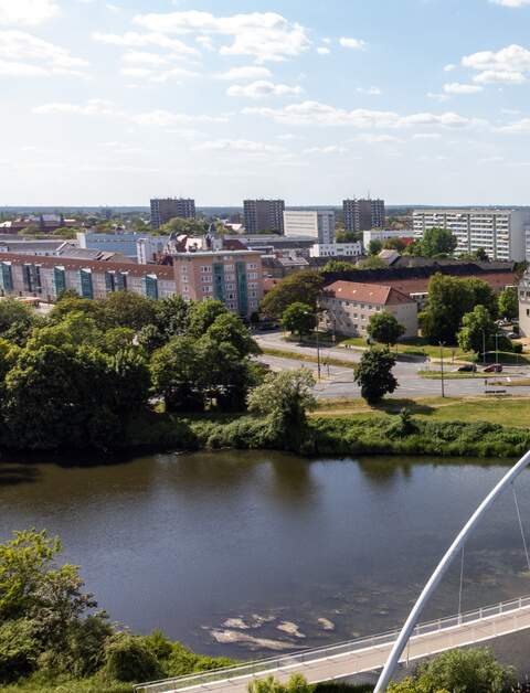 Blick auf die Elbe mit Brücke in der Stadt Dessau bei gutem Wetter | © Gettyimages.com/Animaflora