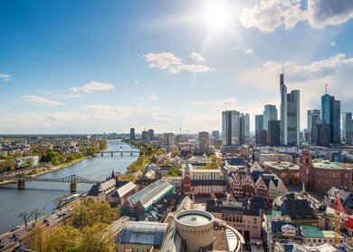 Sonniger Blick auf den Main und die Skyline von Frankfurt am Main | © © Gettyimages.com/ake1150sb