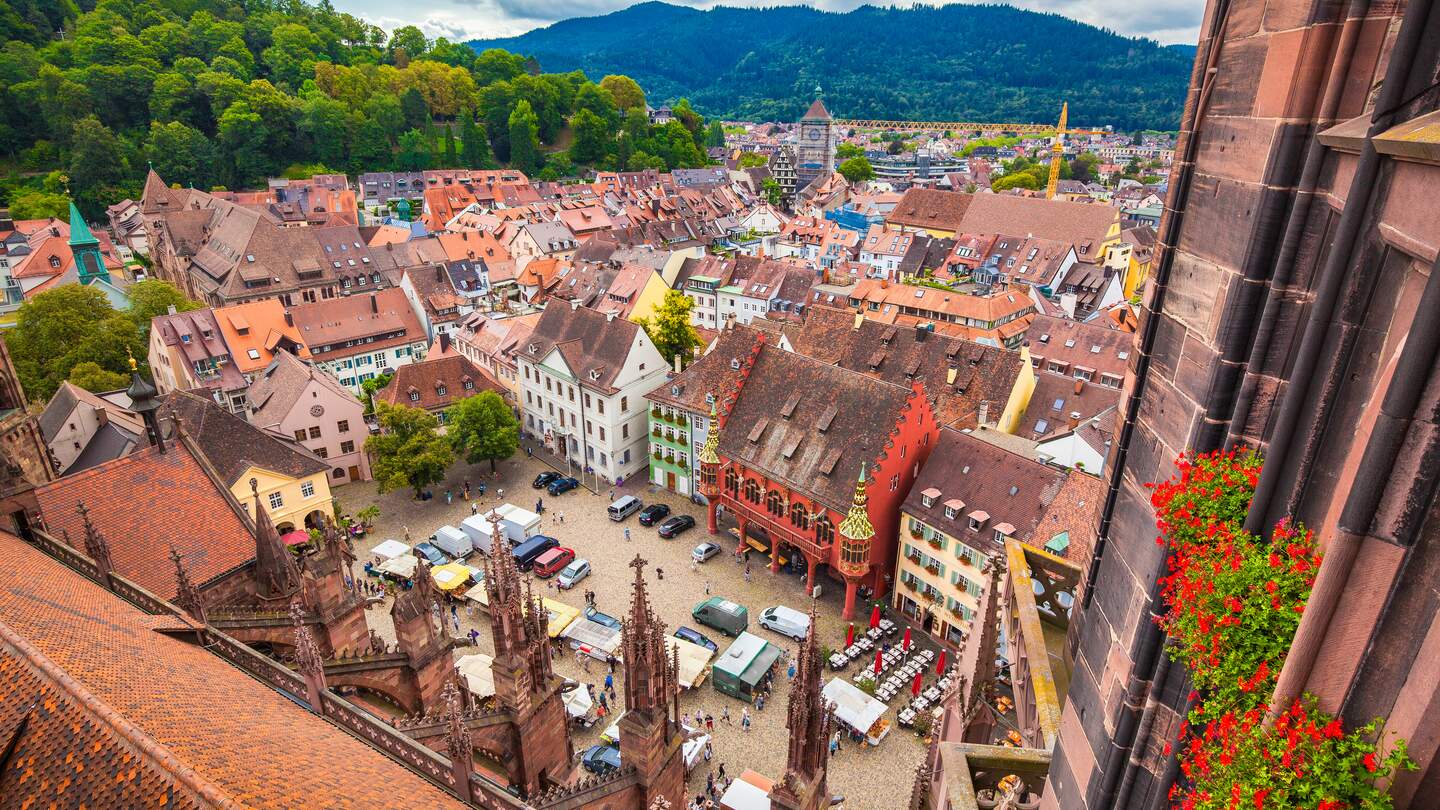 Aufnahme vom Freiburger Münster auf die Stadt | © Gettyimages.com/bluejayphoto