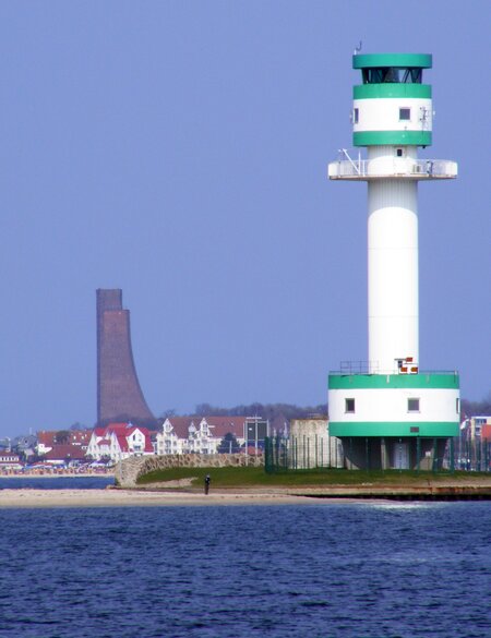 Der Leuchtturm Friedrichsort und das Marinedenkmal Laboe, von einer Fähre aus gesehen. | © Gettyimages.com/Malergraubart