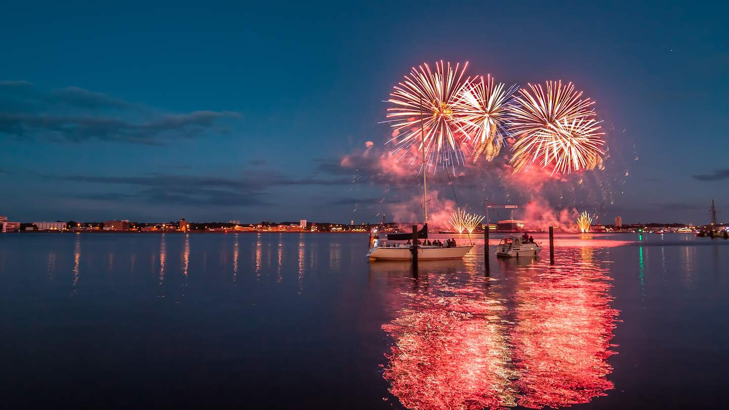 Aufnahme eines Feuerwerks auf der Kieler Woche bei Nacht am Hafen | © Gettyimages.com/MartinDeja