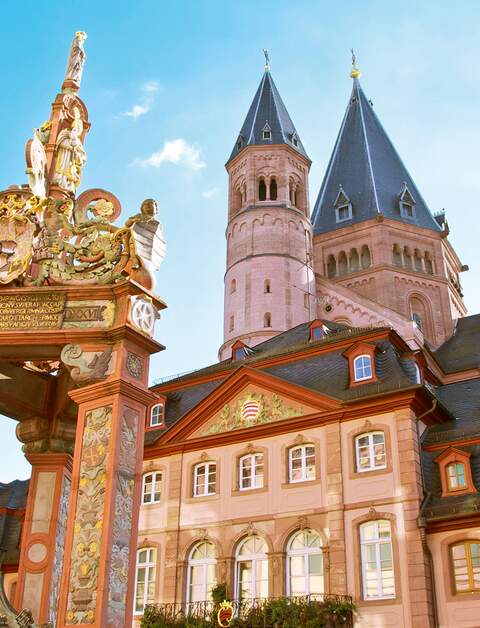 Untersicht auf den Mainzer Dom St.Martin und Marktbrunnen bei strahlendem Sonnenschein | © Gettyimages.com/AdventurePicture