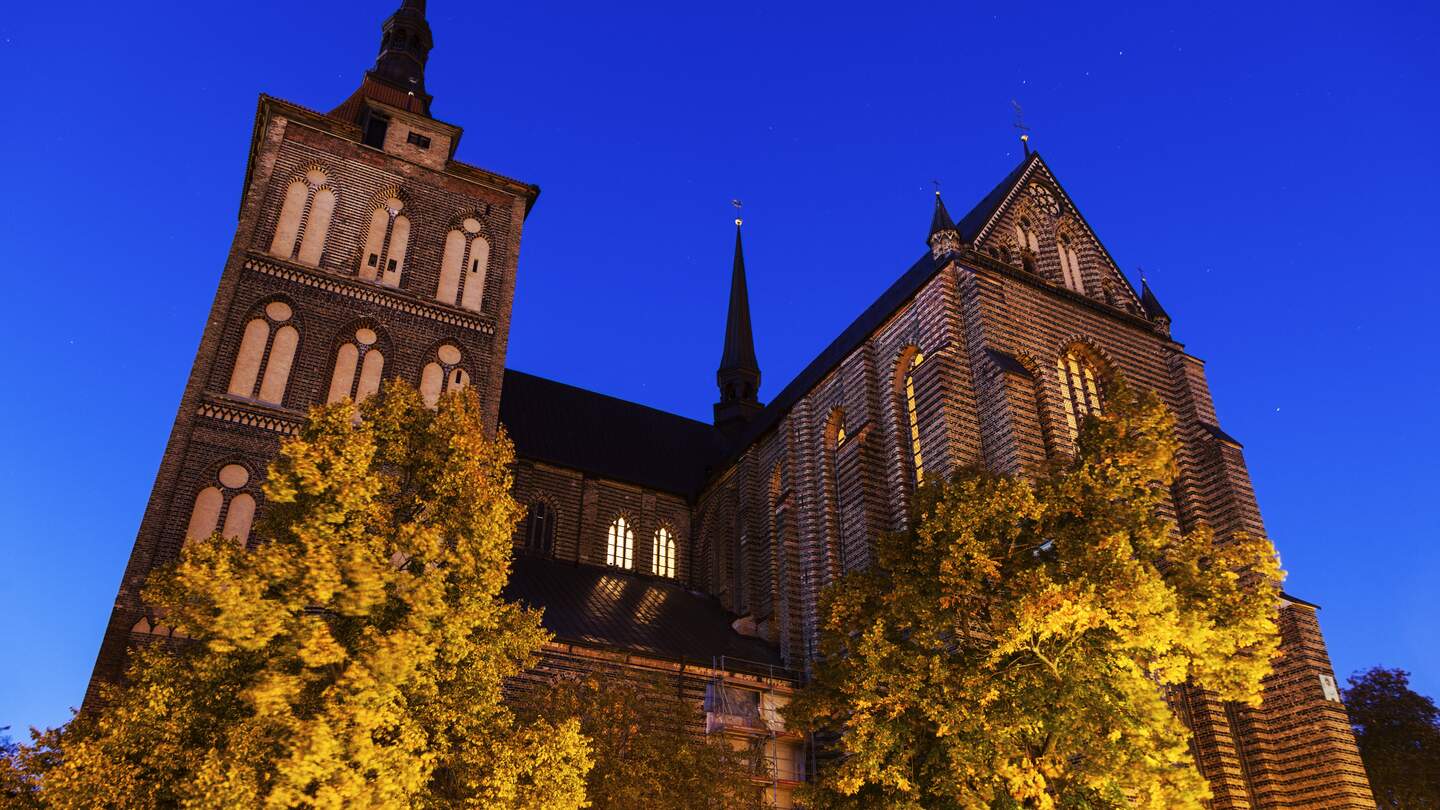 Blick auf die Marienkirche in Rostock  am Abend | © Gettyimages.com/benkrut