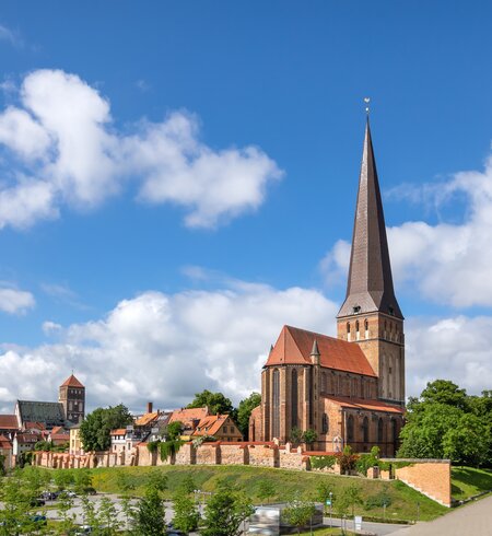 Blick auf die Petrikirche der Stadt Rostock | © Gettyimages.com/bbsferrari