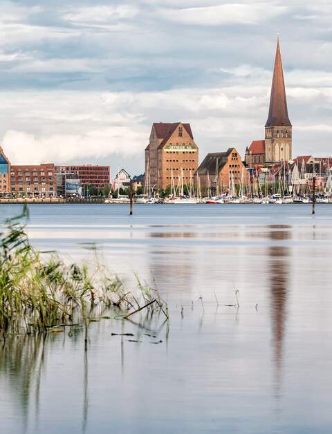Blick auf Rostock über das Wasser bei Tag | © Gettyimages.com/RicoK69