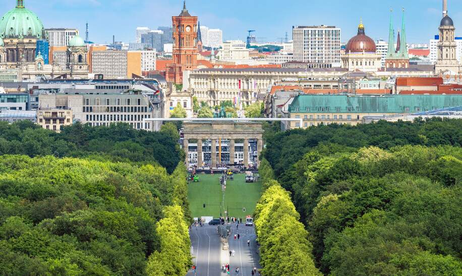 Luftaufnahme der Fanzone der Fußball-Europameisterschaft in Berlin am Brandenburger Tor mit Skyline im Hintergrund | © Gettyimages.com/golero