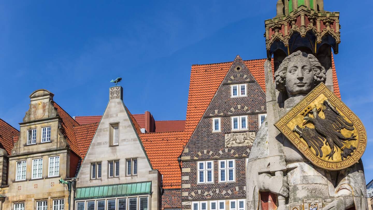 Roland-Statue und alte Häuser im Zentrum von Bremen | © Gettyimages.com/venemama