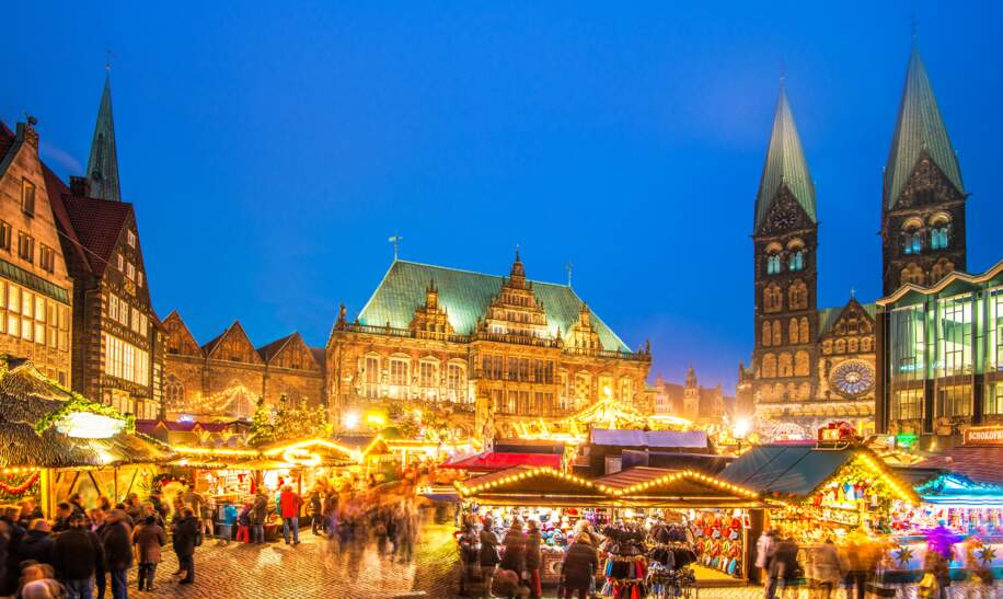 Bremens schöner Weihnachtsmarkt am Stadtplatz mit dem beleuchteten Rathaus | © Gettyimages.com/Juergen Sack