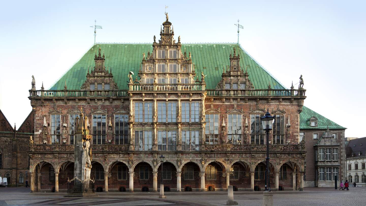 Frontalansicht auf das Rathaus der Freien und Hansestadt in Bremen | © GettyImages.com/eyewave