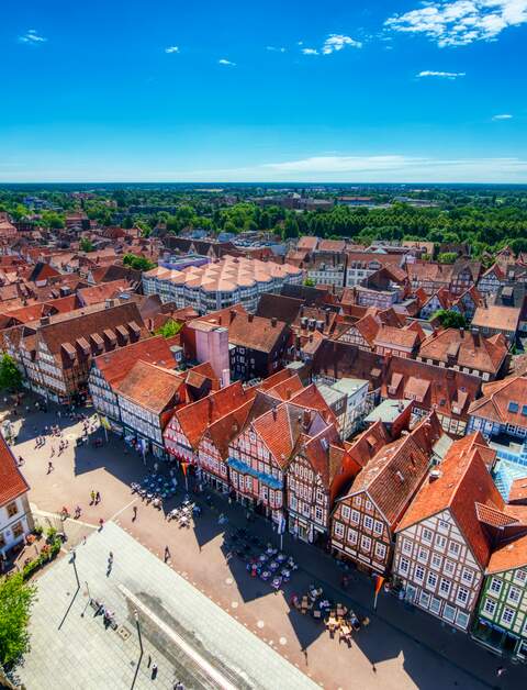 Luftaufnahme mittelalterlicher Straßen von Celle an einem Sommertag mit blauem Himmel | © jovannig