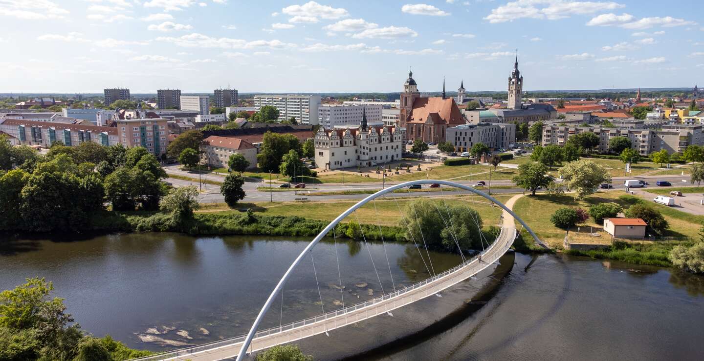 Blick auf die Elbe mit Brücke in der Stadt Dessau bei gutem Wetter | © Gettyimages.com/Animaflora