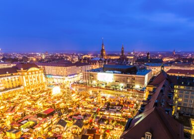 Stadüberblick auf den Weihnachtsmarkt in Dresden bei Nacht mit vielen Lichtern | © Gettyimages.com/querbeet