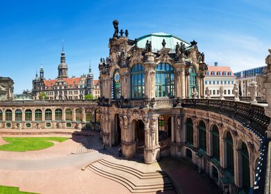 Panorama des berühmten Zwingers in Dresden bei strahlend blauem Himmel | © Gettyimages.com/TommL