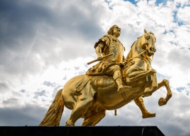 Blick von unten auf die Goldener Reiter Statue in Dresden, die August den Starken, gekleidet als römischen Eroberer, präsentiert (ca. 1734). | © Gettyimages.com/AndresGarciaM
