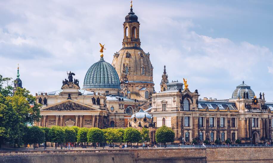 Die antike Stadt von Dresden mit Blick auf die Frauenkirche und die Kunstakademie Zitronenpresse | © GettyImages.com/DaLiu