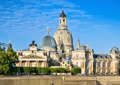 Die antike Stadt von Dresden mit Blick auf die Frauenkirche und die Kunsthalle Zitronenpresse mit Booten im Vordergrund auf der Elbe | © GettyImages.com/Nikada