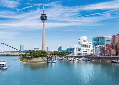 Blick auf den Medienhafen in Düsseldorf mit einem Boot | © Gettyimages.com/jotily