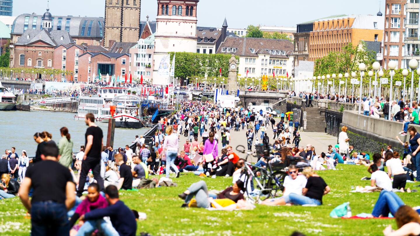 Menge von Menschen und die Promenade am Rhein in Düsseldorf | © Gettyimages.com/justhavealook