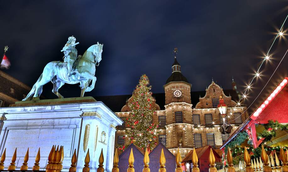 Jan Wellem Statue auf dem Düsseldorfer Weihnachtsmarkt mit riesigem Weihnachtsbaum | © Gettyimages.com/Lux_D