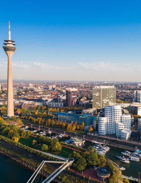 Blick über die ganze Stadt Düsseldorf | © Gettyimages.com/jotily