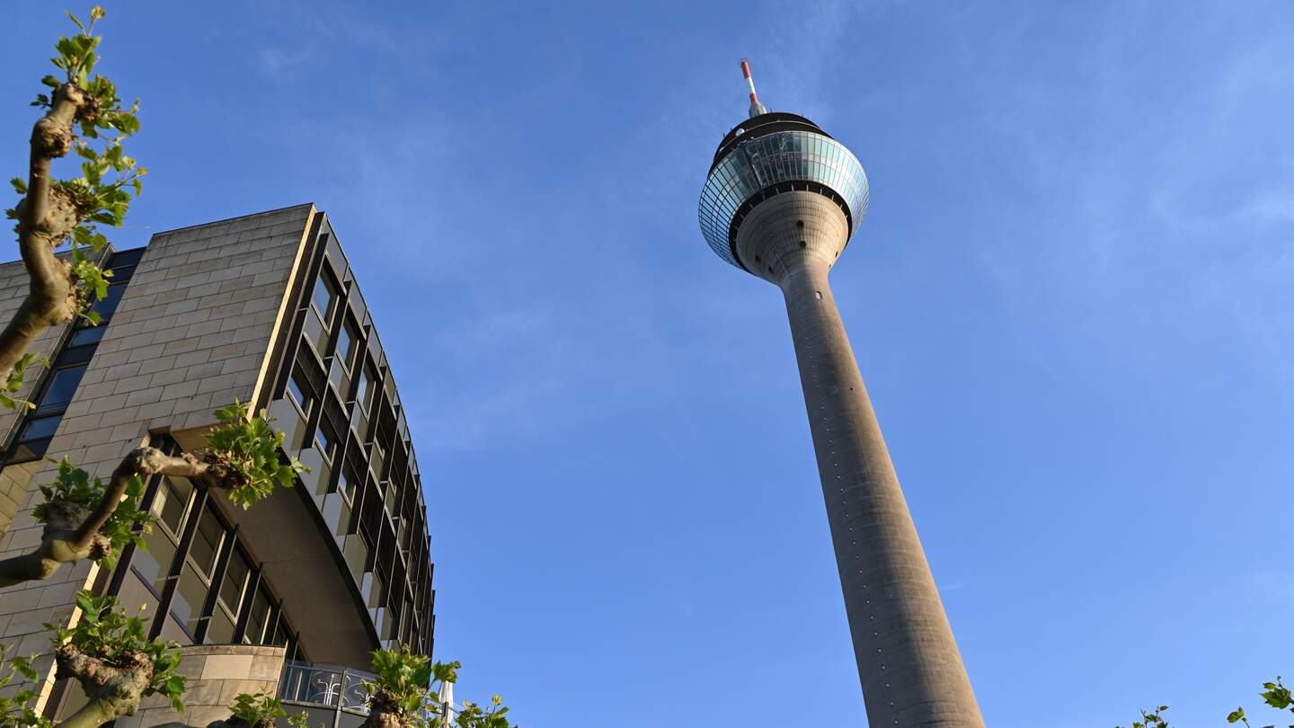 Landtag und Rheinturm in Düsseldorf | © Gettyimages.com/konrad100
