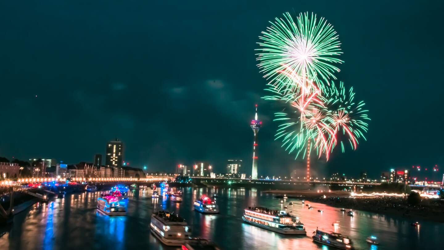 Ein grünes Feuerwerk erhellt den Himmel über dem Rhein | © Gettyimages.com/arnaoty