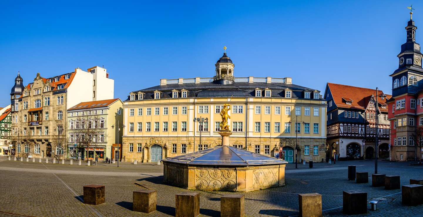 Historische Gebäude in der Altstadt von Eisenach mit blauem Himmel | © Gettyimages.com/FooTToo