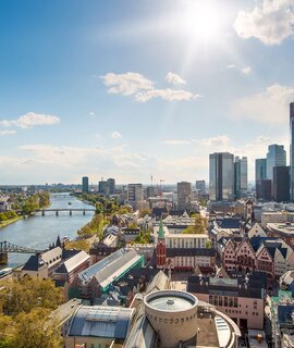 Sonniger Blick auf den Main und die Skyline von Frankfurt am Main | © © Gettyimages.com/ake1150sb