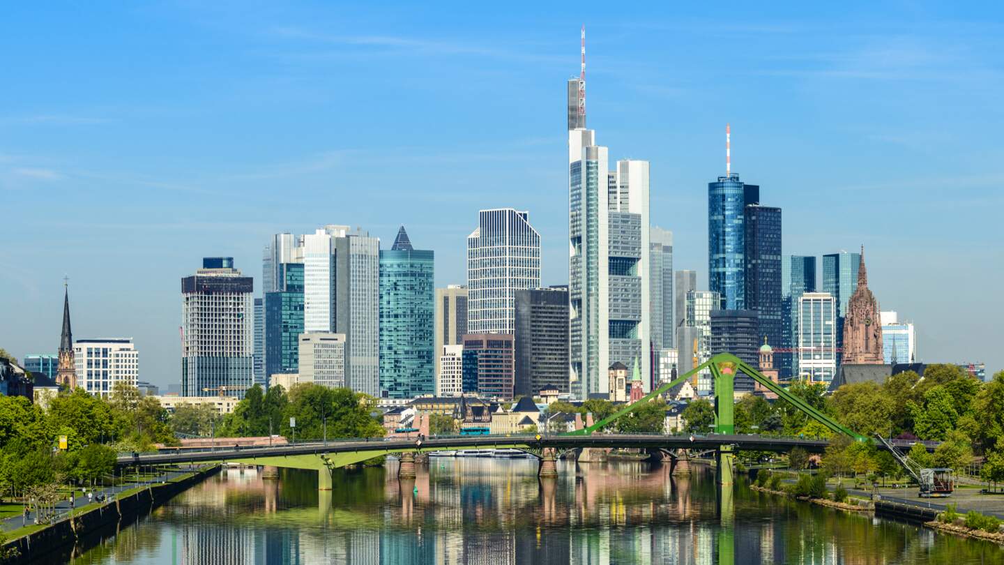 Skyline von Frankfurt und Reflexion im Main an einem sonnigen Tag | © Gettyimages.com/Deejpilot