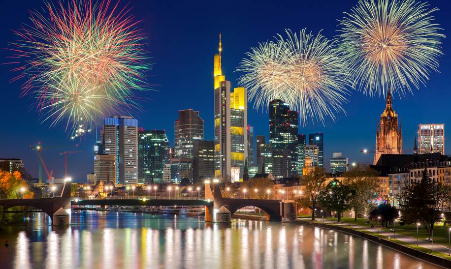 Skyline der Stadt Frankfurt bei Nacht mit Feuerwerk, Neujahr | © Gettyimages.com/Prasit Rodphan
