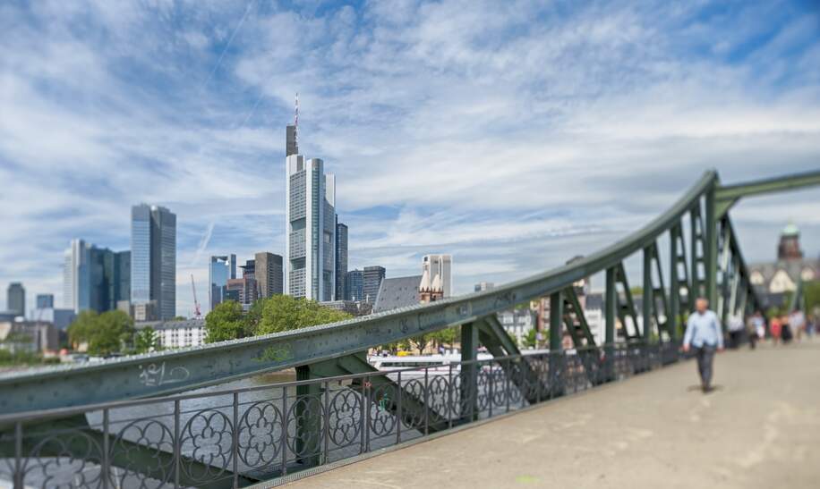 Blick vom Eisernen Steg auf die Skyline von Frankfurt | © Gettyimages.com/kontrast-fotodesign