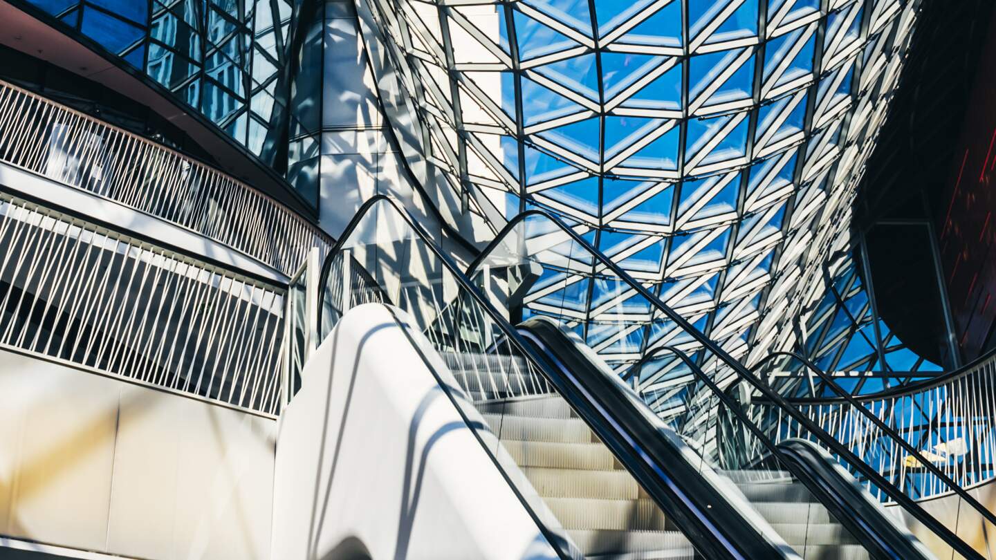 Architektonische Detailaufnahme Rolltreppe und Glas-Elemente der Myzeil in Frankfurt | © Gettyimages.com/instamatics