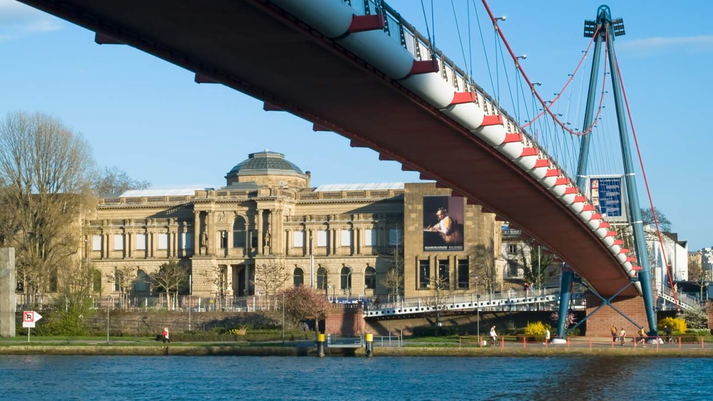 Städle am Museumsufer in Frankfurt am Main mit Holbeinsteg Brücke im Vordergrund | © Gettyimages.com/F1 ONLINE RF