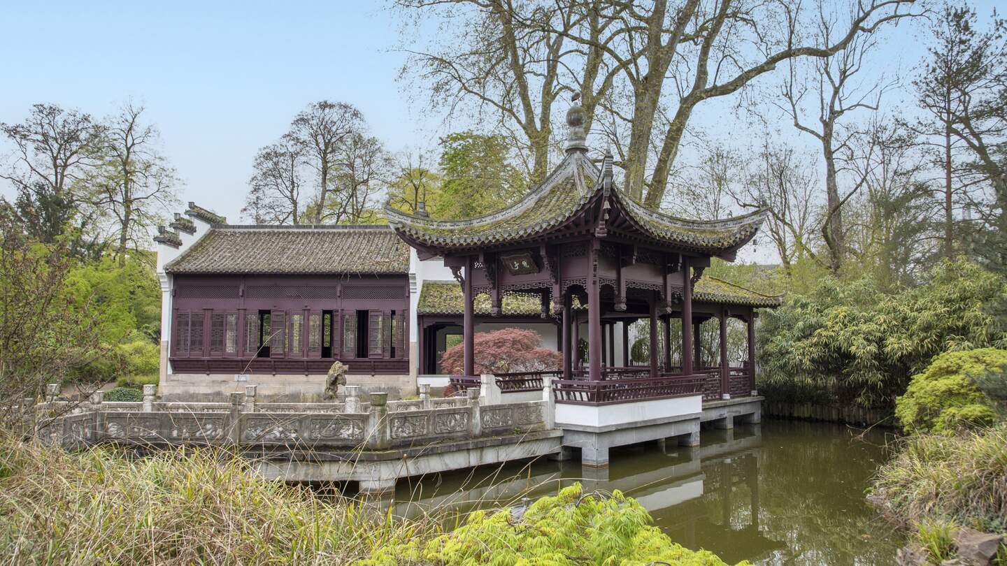 Chinesischer Tempel über einem Teich im Bethmannpark in Frankfurt am Main | © Gettyimages.com/travelview