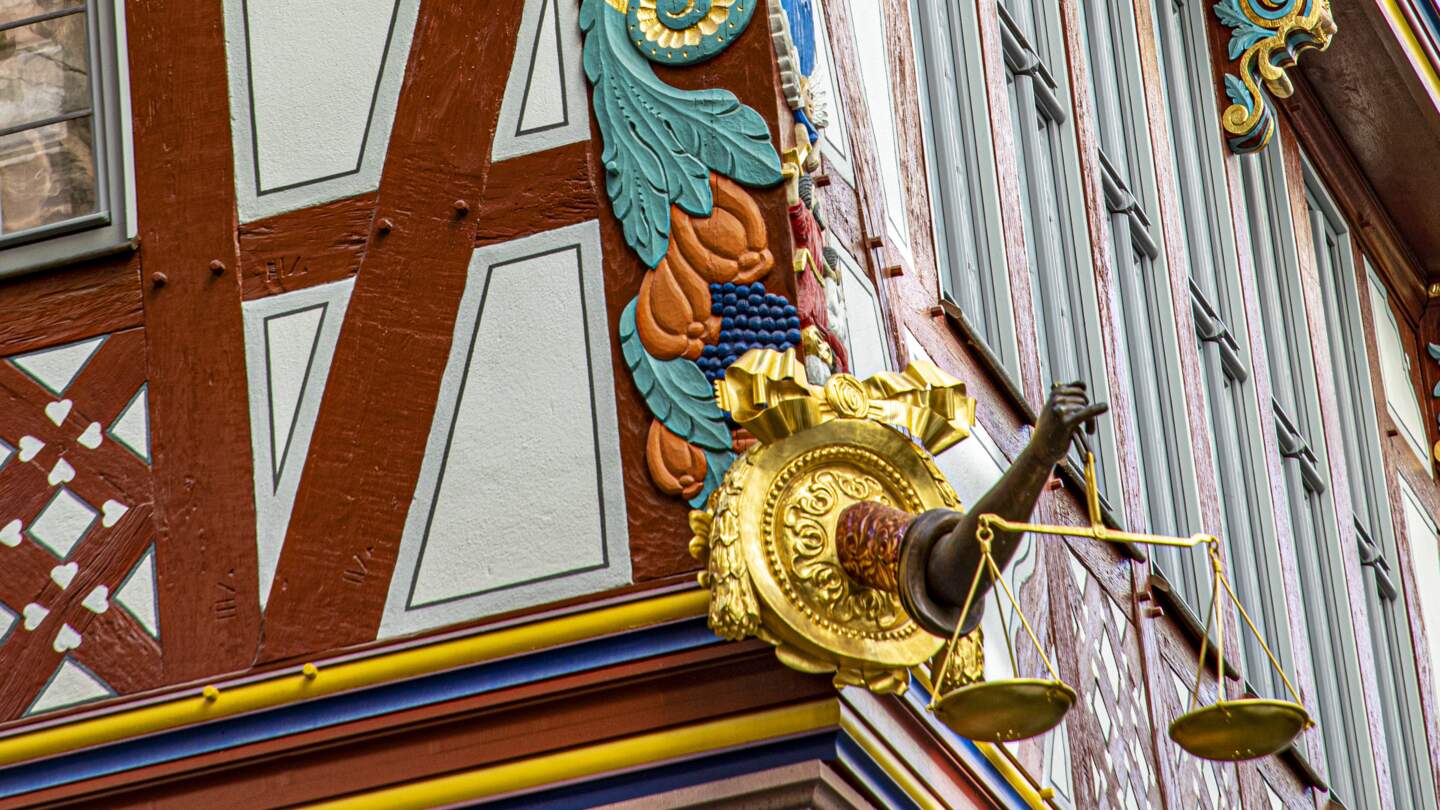 Detail der goldenen Skala, dem teuersten Haus der rekonstruierten neuen Frankfurter Altstadt  | © Gettyimages.com/travelview
