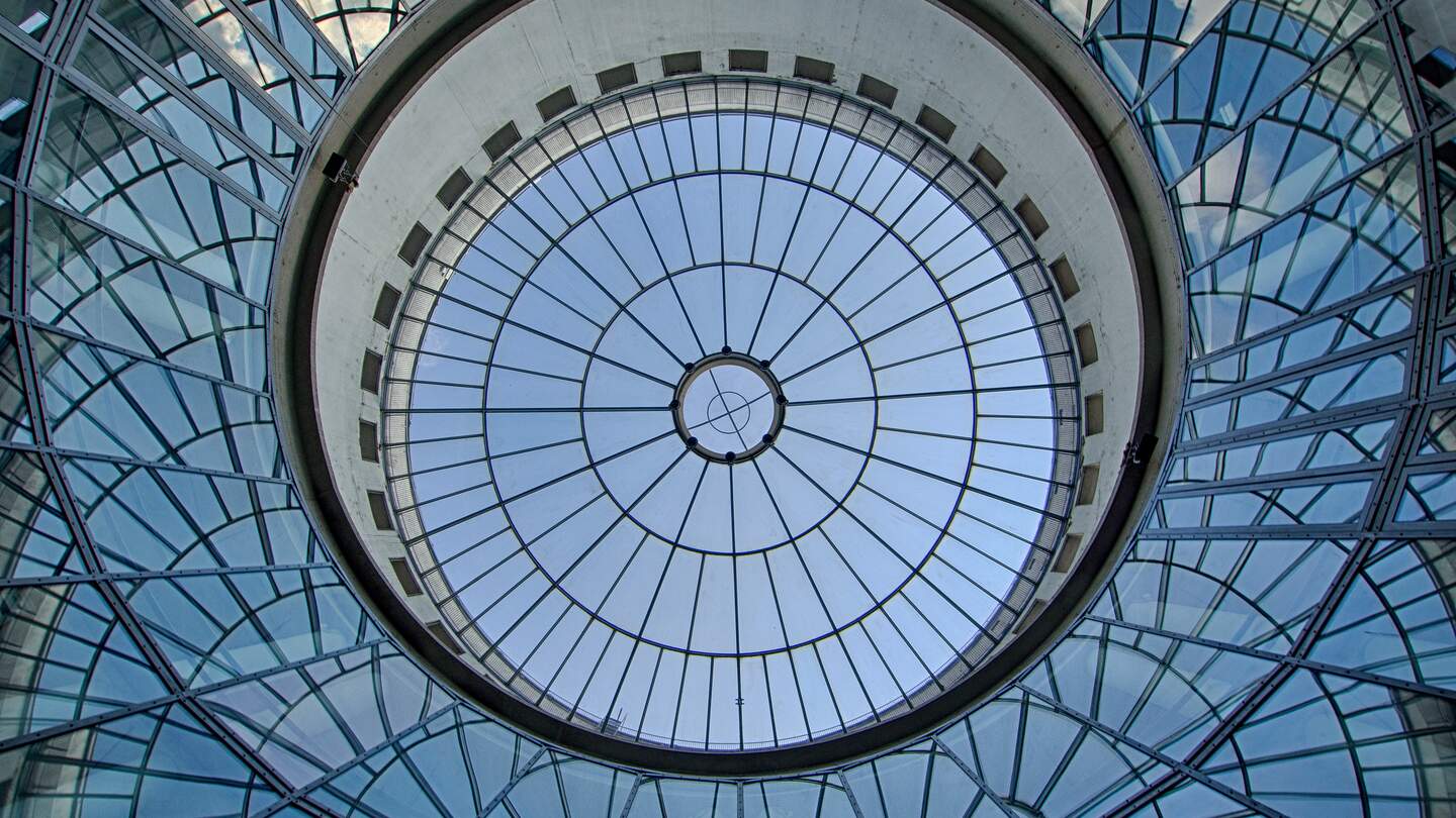 Untersicht auf die Glaskuppel der Kunstalle Schirn in Frankfurt am Main | © Gettyimages.com/Pierre Aden