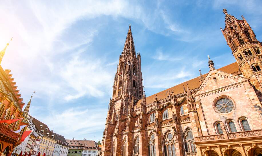 Blick von unten auf die Kathedrale in Freiburg | © Gettyimages.com/RossHelen