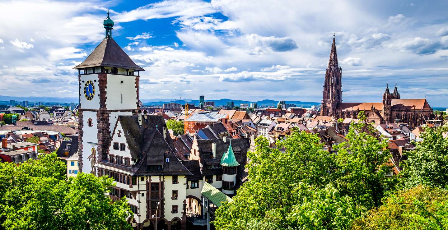 Historische Gebaeude in der berühmten Altstadt von Freiburg im Breisgau | © Gettyimages.com/FooTToo