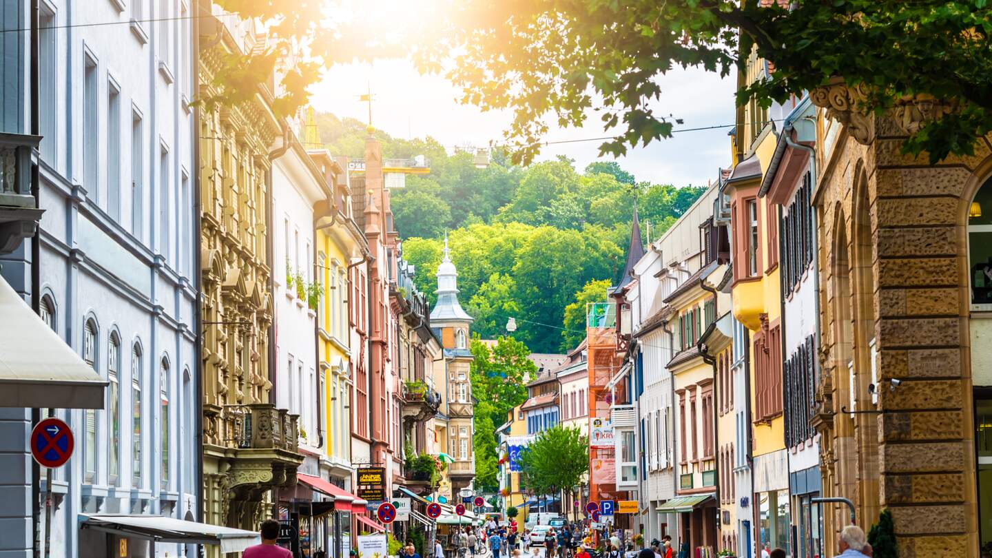 Die Innenstadt Freiburgs an einem sommerlichen Tag | © Gettyimages.com/querbeet