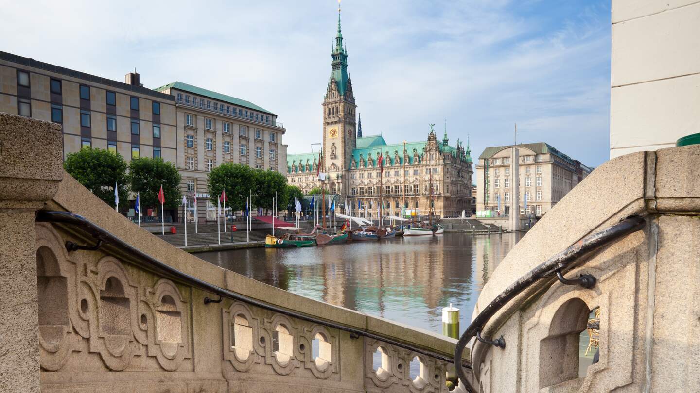 Kleine Alster mit Blick auf das Rathaus in Hamburg mit einer treppe im Vordergrund | © Gettyimages.com/mh-fotos