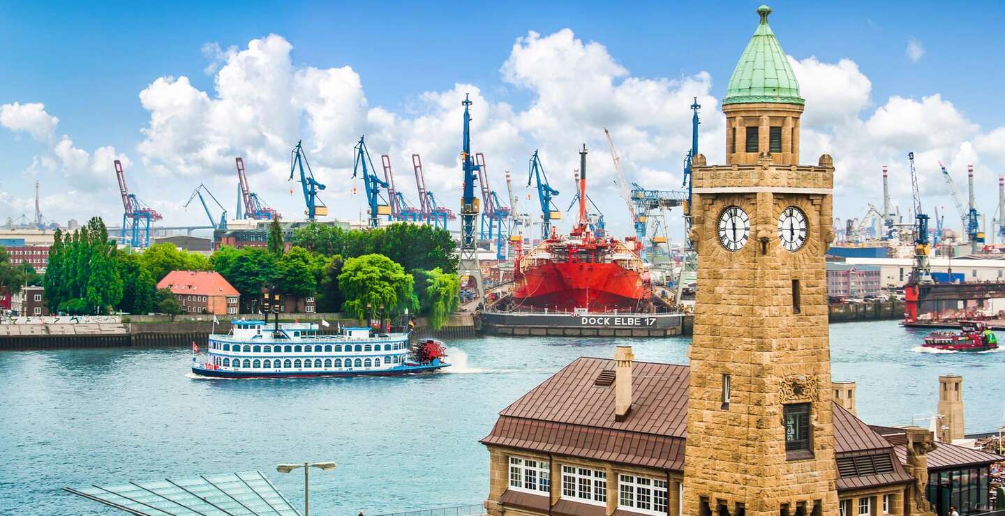 Pegelturm an den Landungsbrücken am Hafen von Hamburg  | © GettyImages.com/bluejayphoto
