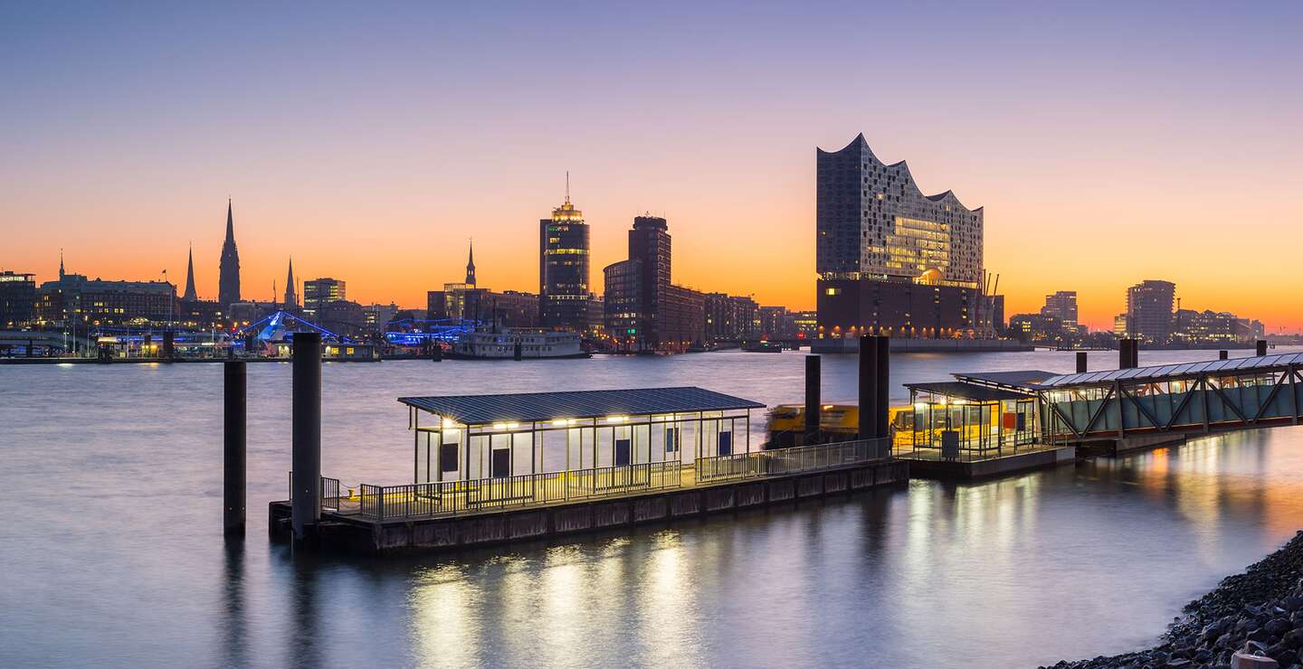 Blick über die Elbe in Hamburg Deutschland. Der Hamburger Hafen am Morgen mit einigen der berühmten Wahrzeichen im Hintergrund. | © Gettyimages.com/mf-guddyx