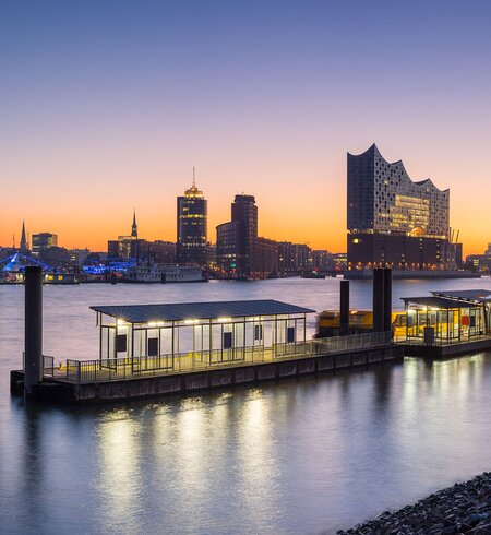 Blick über die Elbe in Hamburg Deutschland. Der Hamburger Hafen am Morgen mit einigen der berühmten Wahrzeichen im Hintergrund. | © Gettyimages.com/mf-guddyx